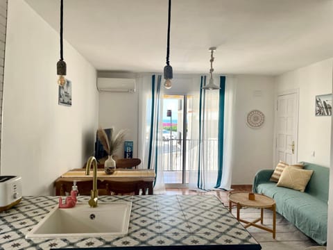 Photo of the whole room, Dining area, air conditioner