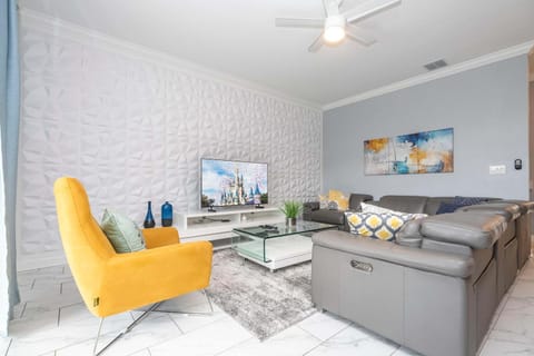 Luxury 6BR Resort Home - Pool, Hot Tub & BBQ - Near Disney! House in Kissimmee