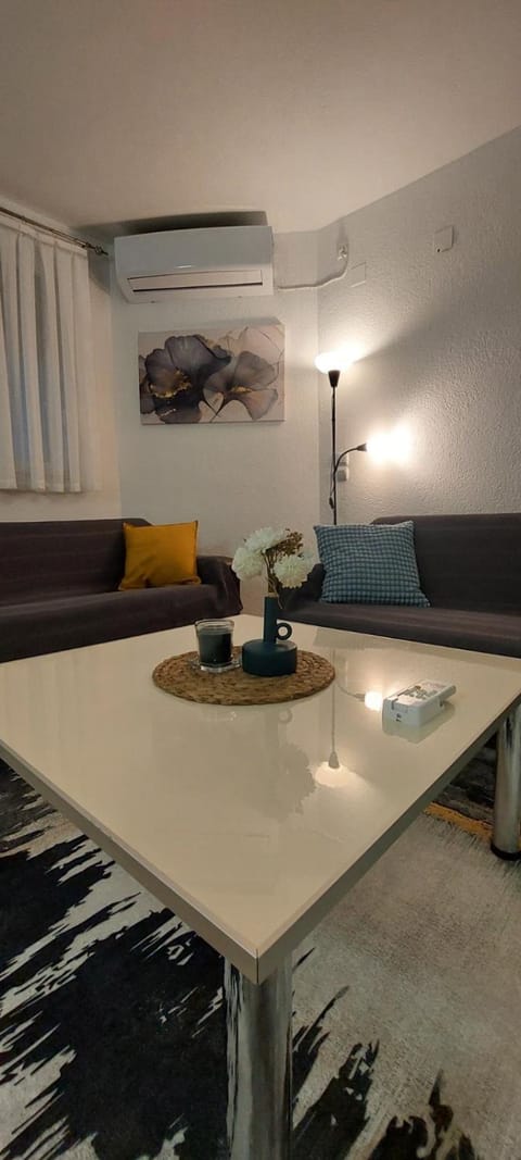 Seating area, air conditioner