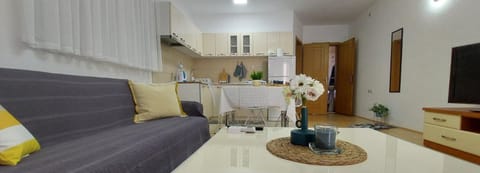 TV and multimedia, Kitchen or kitchenette, Living room, Seating area, Dining area