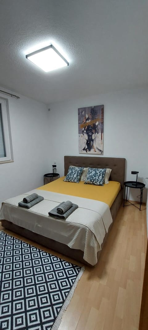 Bed, Bedroom, towels