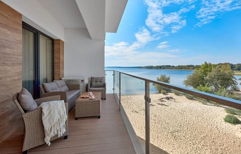 View (from property/room), Balcony/Terrace, Lake view