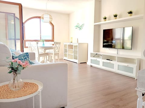 TV and multimedia, Living room, Seating area, Evening entertainment