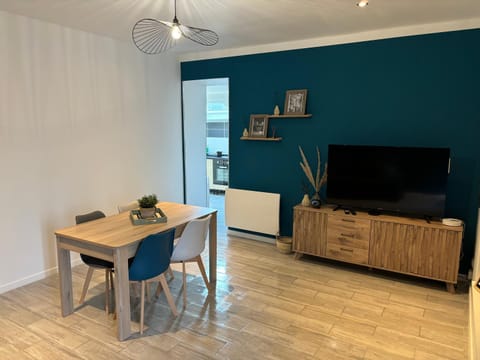 Communal lounge/ TV room, TV and multimedia, Dining area