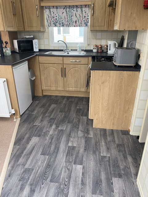 Coffee/tea facilities, Kitchen or kitchenette, oven, stove, toaster