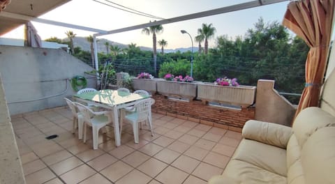 Patio, Day, Balcony/Terrace, Dining area