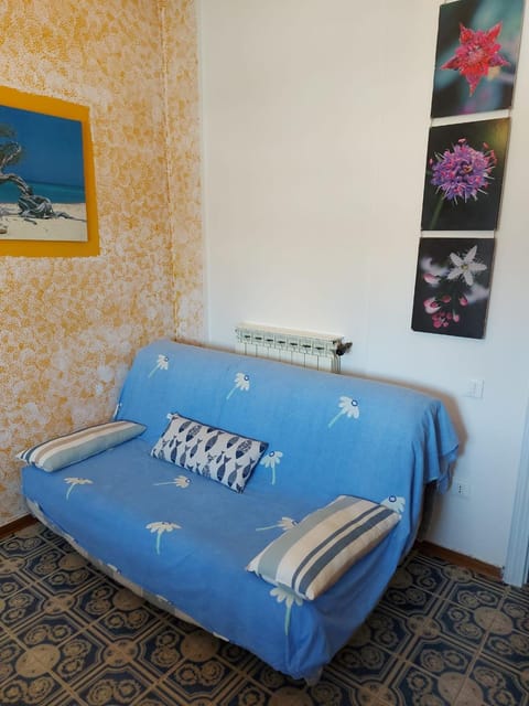 Bed, Living room, Seating area