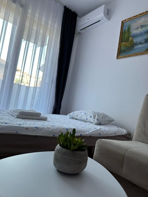 Bed, Living room, Seating area, Bedroom, air conditioner