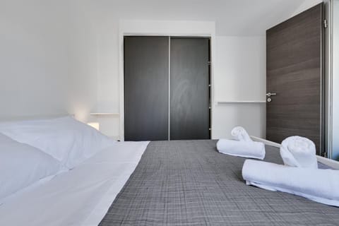 Bed, Bedroom, towels, wardrobe