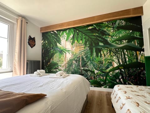 Bed, Natural landscape, Photo of the whole room, Decorative detail, Bedroom