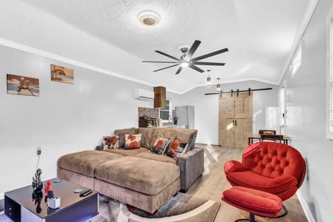 Spacious King Cottage-Mins from Downtown Villa in Athens