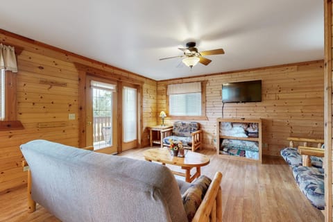 Adventure Basecamp! Three Bears Resort Retreat House in Warrens