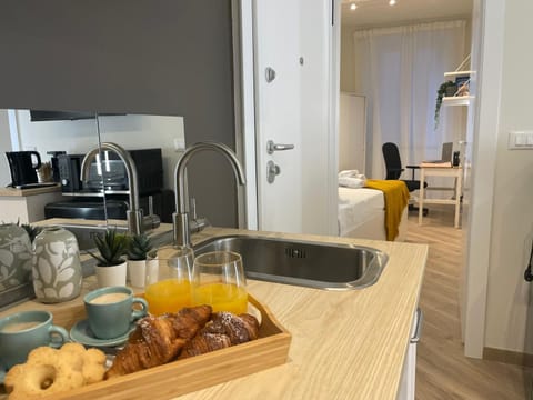 Kitchen or kitchenette, Food and drinks, Dining area, Food