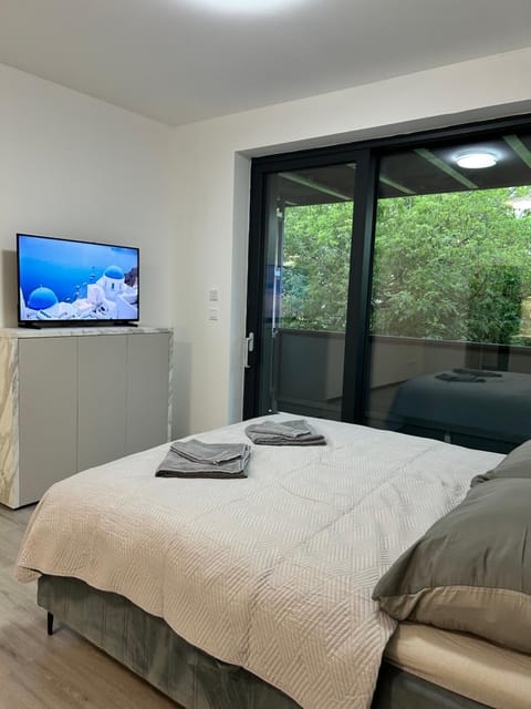 TV and multimedia, Photo of the whole room, Bedroom