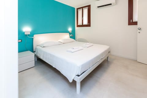 Bed, Photo of the whole room, Bedroom, towels, air conditioner