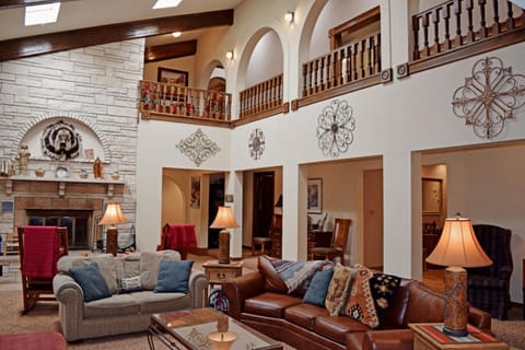 The Villa - WiFi - Satellite - Fireplace - Washer - Dryer - Grill - Garage Access - Large Deck House in Red River