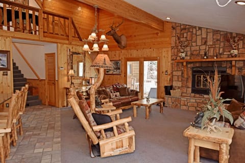 Timber Crest Retreat - Hot Tub - Satellite - Washer - Dryer - Fireplace - Grill - Firepit - Garage Access House in Red River