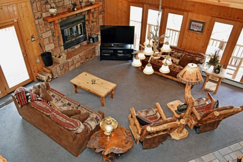 Timber Crest Retreat - Hot Tub - Satellite - Washer - Dryer - Fireplace - Grill - Firepit - Garage Access House in Red River