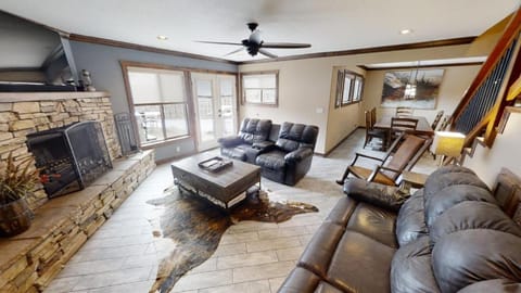 Trails End - Hot Tub - WiFi - Fireplace - Washer -Dryer - Fenced In Backyard House in Red River