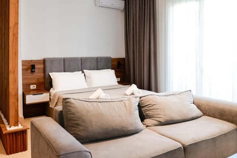 Bed, Living room, Photo of the whole room, Bedroom, air conditioner
