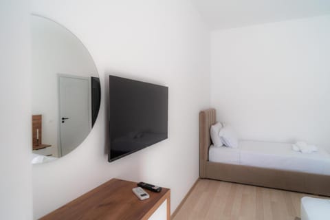 Bed, TV and multimedia, Evening entertainment, Bedroom