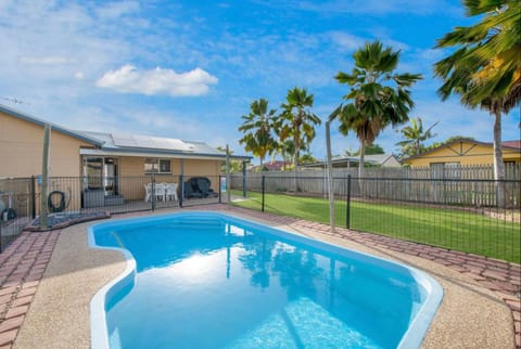 Property building, Day, Pool view, Swimming pool, sunbed