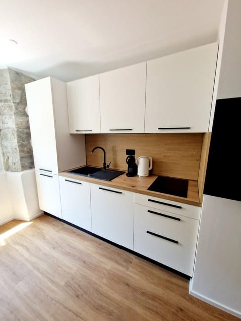 Coffee/tea facilities, Kitchen or kitchenette, stove