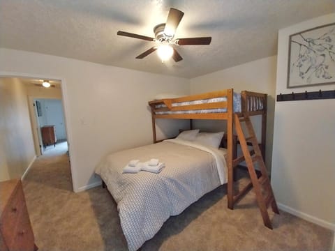 Valley Condo 101 Creekside - End Unit - Wi-Fi - Hot Tub - Fireplace - Washer - Dryer - Playground House in Red River