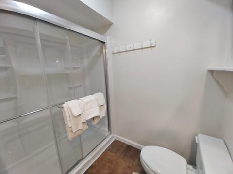 Valley Condo 101 Creekside - End Unit - Wi-Fi - Hot Tub - Fireplace - Washer - Dryer - Playground House in Red River