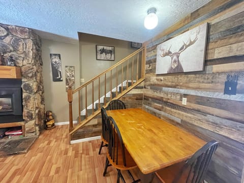 Valley Condo 104 - Casa Zia - Creekside - WiFi - Hot Tub - Fireplace - Washer - Dryer - Pet Friendly House in Red River