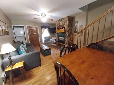 Valley Condo 104 - Casa Zia - Creekside - WiFi - Hot Tub - Fireplace - Washer - Dryer - Pet Friendly House in Red River