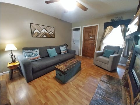 Valley Condo 104 - Casa Zia - Creekside - WiFi - Hot Tub - Fireplace - Washer - Dryer - Pet Friendly House in Red River