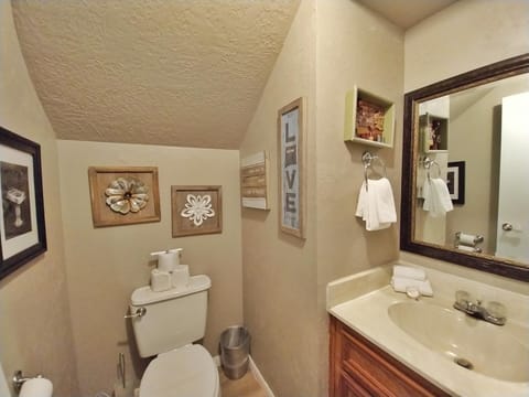 Valley Condo 106 - Creekside - WiFi - Hot Tub - Fireplace - Washer - Dryer - Playground House in Red River