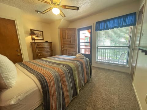 Valley Condo 107 - Creekside - WiFi - Hot Tub - Fireplace - Washer - Dryer - Playground House in Red River