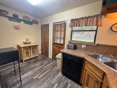 Valley Condo 107 - Creekside - WiFi - Hot Tub - Fireplace - Washer - Dryer - Playground House in Red River