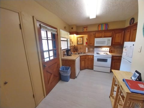 Valley Condo 109 - Chili Peppers - Creekside - WiFi - Hot Tub - Fireplace - Washer - Dryer - Playground House in Red River