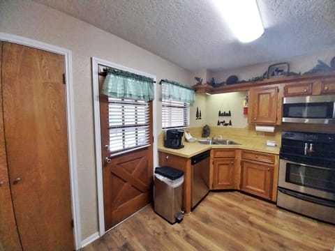 Valley Condo 111 - Dancing Bear Retreat - Creekside - WiFi - Hot Tub - Fireplace - Washer - Dryer - Playground House in Red River