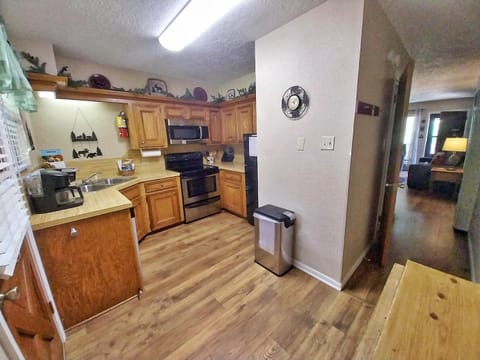 Valley Condo 111 - Dancing Bear Retreat - Creekside - WiFi - Hot Tub - Fireplace - Washer - Dryer - Playground House in Red River