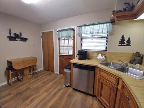 Valley Condo 111 - Dancing Bear Retreat - Creekside - WiFi - Hot Tub - Fireplace - Washer - Dryer - Playground House in Red River