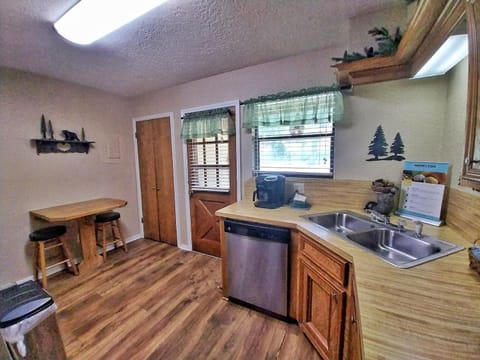 Valley Condo 111 - Dancing Bear Retreat - Creekside - WiFi - Hot Tub - Fireplace - Washer - Dryer - Playground House in Red River