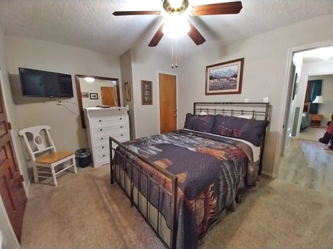 Valley Condo 112 - Creekside - WiFi - Pet Friendly - Hot Tub - Fireplace - Washer - Dryer - Playground House in Red River