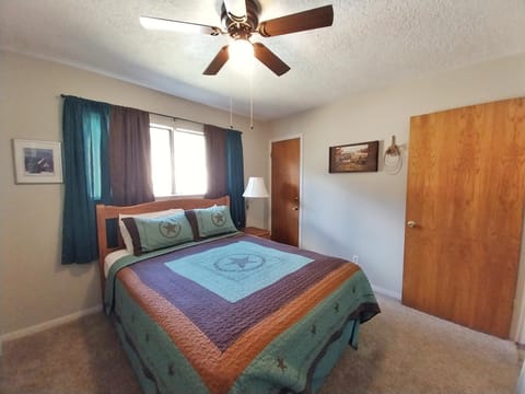 Valley Condo 112 - Creekside - WiFi - Pet Friendly - Hot Tub - Fireplace - Washer - Dryer - Playground House in Red River