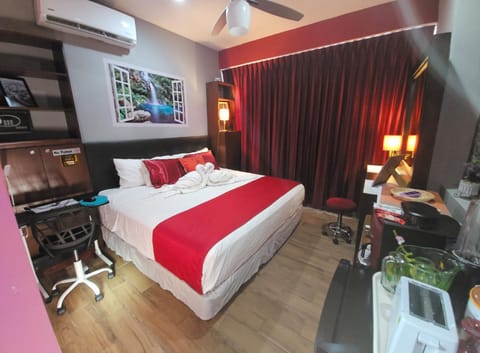 Bed, TV and multimedia, Photo of the whole room, Seating area, Bedroom, safe, air conditioner