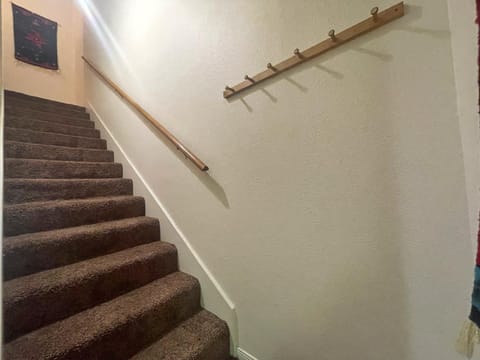 Valley Condo 116 - Creekside - WiFi - Hot Tub - Fireplace - Washer - Dryer - Playground House in Red River