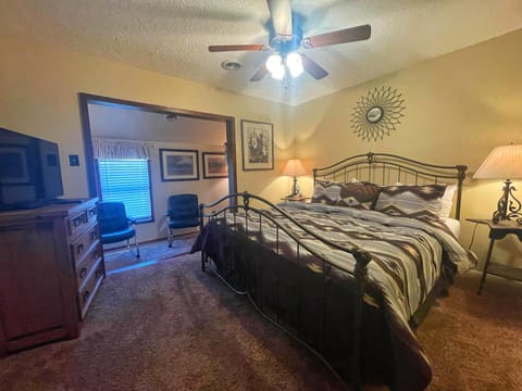 Valley Condo 116 - Creekside - WiFi - Hot Tub - Fireplace - Washer - Dryer - Playground House in Red River