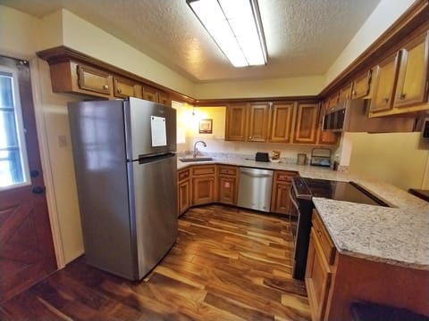 Valley Condo 117 - Creekside - WiFi - Hot Tub - Fireplace - Washer - Dryer - Playground House in Red River