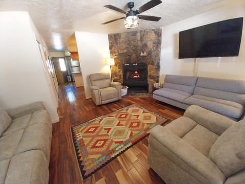 Valley Condo 117 - Creekside - WiFi - Hot Tub - Fireplace - Washer - Dryer - Playground House in Red River
