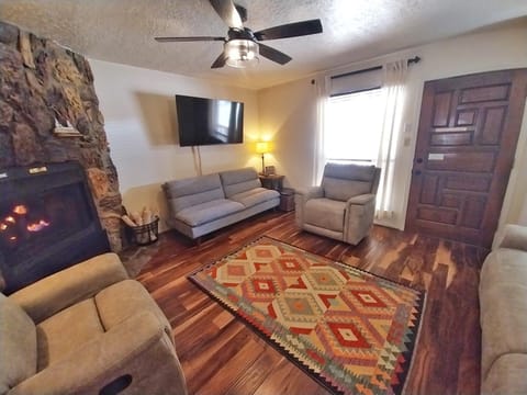 Valley Condo 117 - Creekside - WiFi - Hot Tub - Fireplace - Washer - Dryer - Playground House in Red River