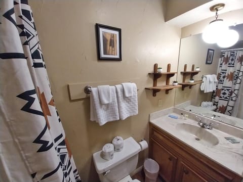 Valley Condo 119 - Creekside - WiFi - Hot Tub - Fireplace - Washer - Dryer - Playground House in Red River