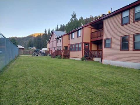Valley Condo 120 - Creekside - WiFi - Pet Friendly - Hot Tub - Fireplace - Washer - Dryer - Playground House in Red River
